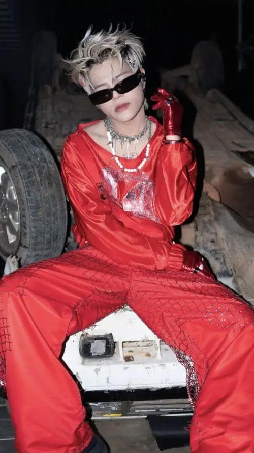 anh-rhyder-ngau-ao-do-8 Áo đỏ kết hợp nền tối, tổng thể cực ngầu