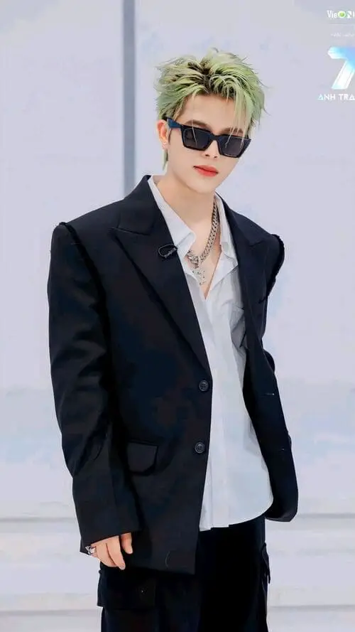 anh-rhyder-ngau-deo-kinh-3 Rhyder đeo kính chụp studio, ánh sáng đẹp