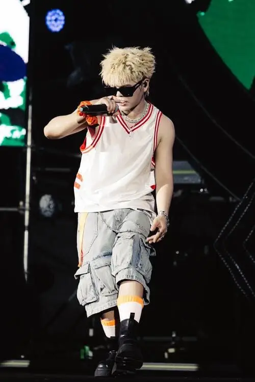 anh-rhyder-ngau-deo-kinh-7 Kính + outfit tối giản, tổng thể rất “cool”