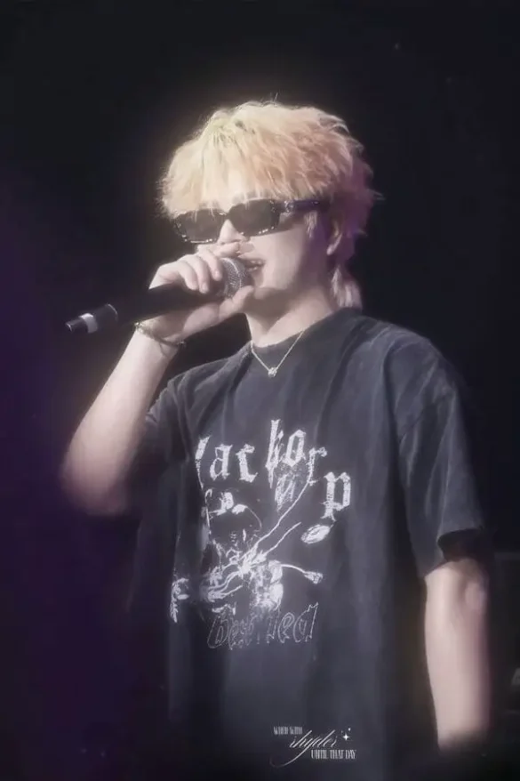 Rhyder pose ngầu với outfit đen