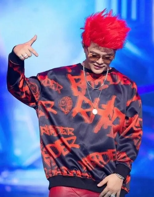 anh-rhyder-ngau-toc-do-3 Rhyder tóc đỏ dưới ánh đèn, vibe sân khấu