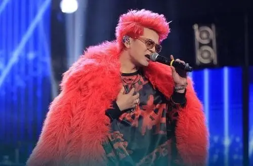 anh-rhyder-ngau-toc-do-5 Tóc đỏ + outfit tối, tổng thể rất hút mắt