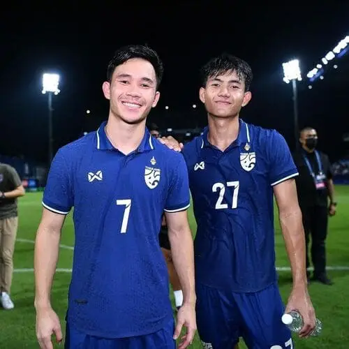 anh-suphanat-cung-dong-doi-3 Ảnh Suphanat và Supachok cùng khung hình