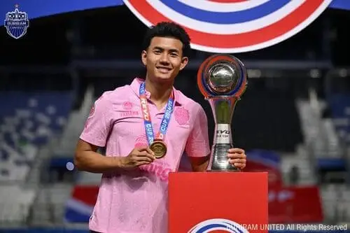 anh-suphanat-nang-cup-4 Ảnh suphanat cầm cup, nụ cười tươi