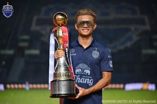 anh-suphanat-nang-cup-5 Ảnh Suphanat nhìn cup, ánh mắt cuốn