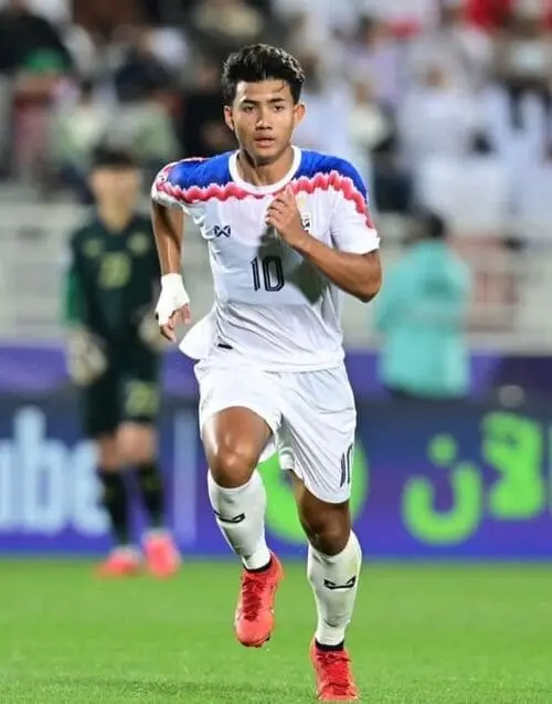 anh-suphanat-tren-san-4 Ảnh Suphanat bóng đá, chạy bứt tốc