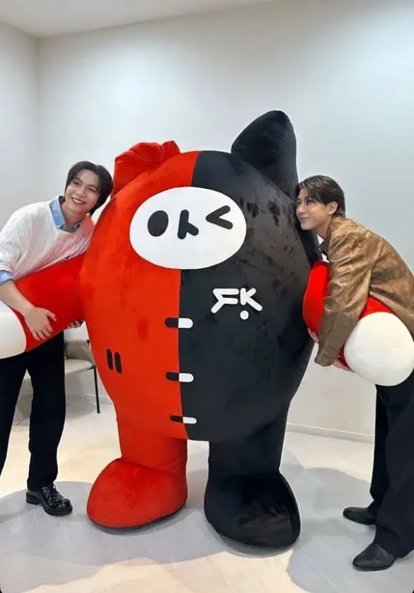 Thư viện ảnh của Cat For Cash cùng mascot