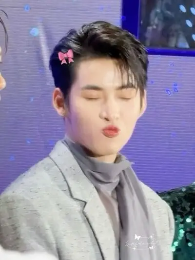 hinh-anh-hung-huynh-cute-de-thuong-10 Ảnh Hùng Huỳnh cute pose đơn giản