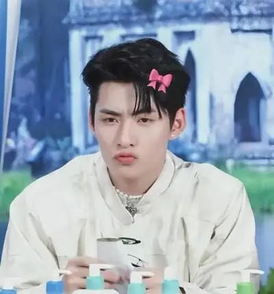 hinh-anh-hung-huynh-cute-de-thuong-2 Ảnh Hùng Huỳnh dễ thương cười nhẹ