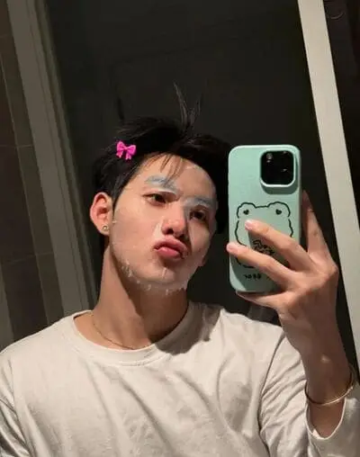 hinh-anh-hung-huynh-cute-de-thuong-4 Ảnh Hùng Huỳnh cute nhìn nghiêng