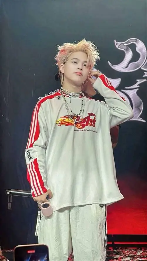 hinh-nen-anh-rhyder-de-thuong-cute-10 Rhyder đứng chụp toàn thân, outfit gọn gàng