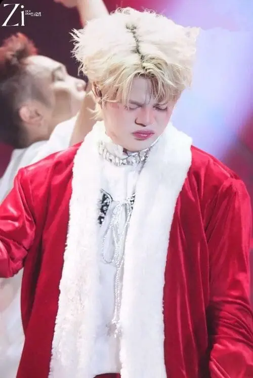 hinh-nen-anh-rhyder-de-thuong-cute-14 Rhyder nhìn xuống, cảm giác trầm và dịu