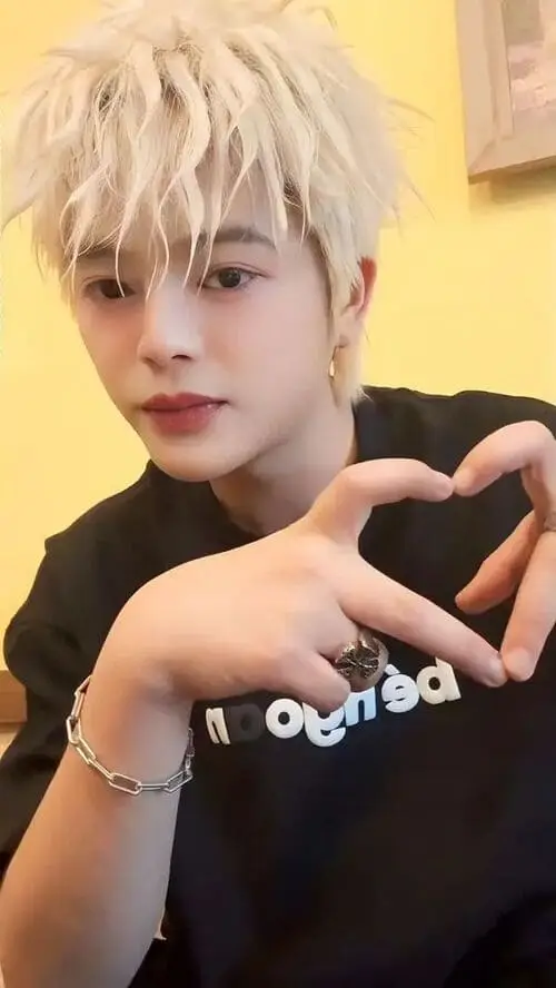 hinh-nen-anh-rhyder-de-thuong-cute-24 Rhyder chu môi nhẹ, biểu cảm tinh nghịch