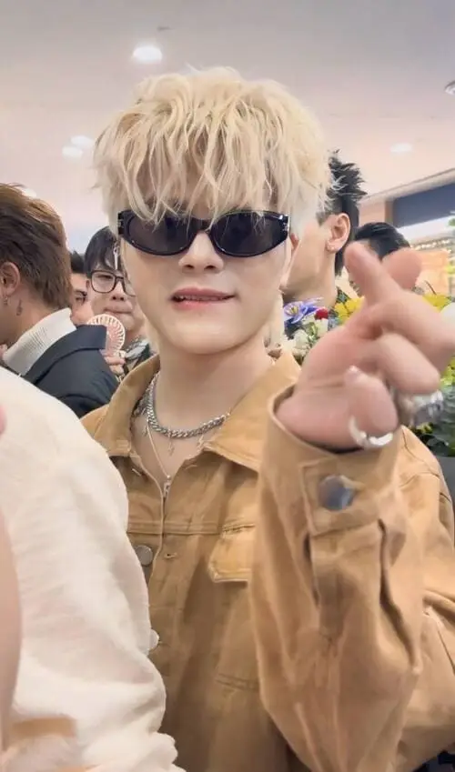 hinh-nen-anh-rhyder-de-thuong-cute-29 Rhyder tạo dáng tay đơn giản, nhìn dễ thương