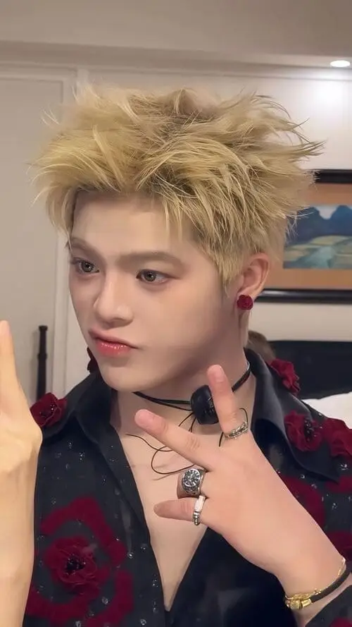 hinh-nen-anh-rhyder-de-thuong-cute-5 Rhyder mặc outfit đen, thần thái cool nhẹ