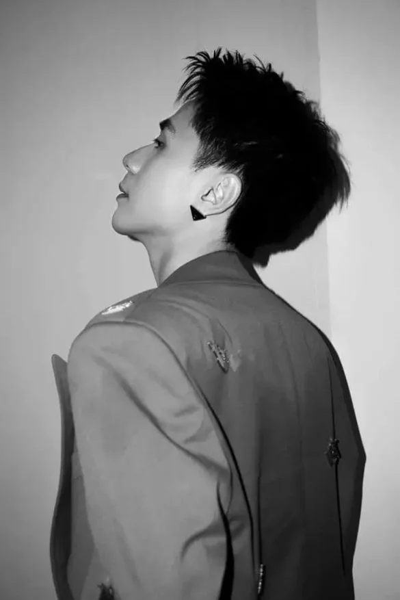 Quang Hùng MasterD hình nền đen trắng, góc nghiêng