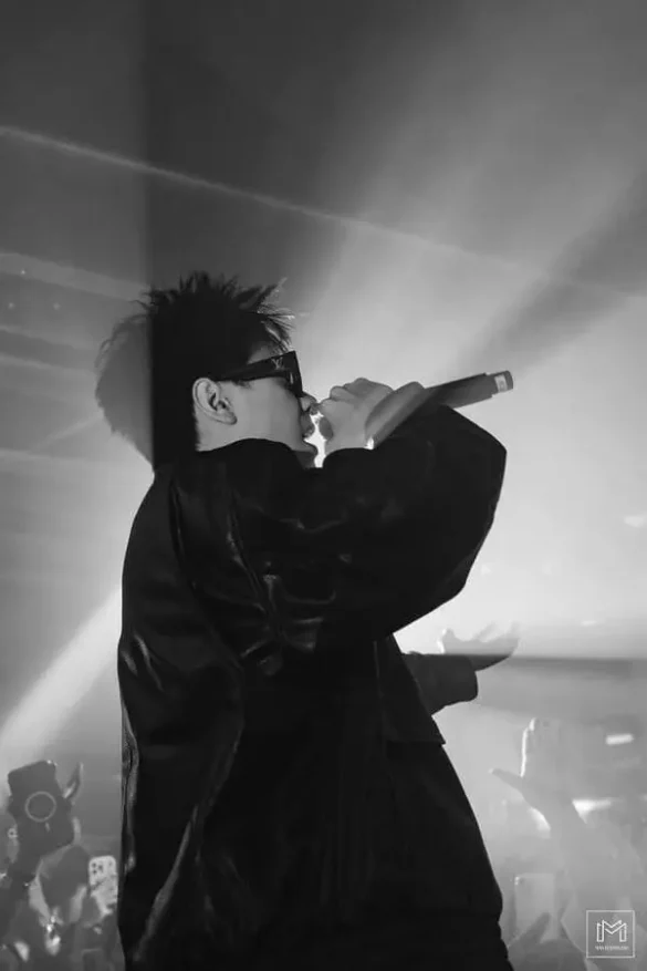 Quang Hùng MasterD wallpaper trắng đen cho điện thoại