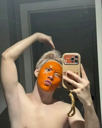 hung-huynh-chup-anh-selfie-truoc-guong-1 Ảnh Hùng Huỳnh selfie cận mặt