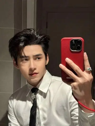 hung-huynh-chup-anh-selfie-truoc-guong-3 Ảnh của Hùng Huỳnh chụp selfie