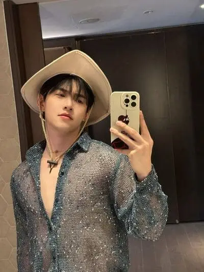 hung-huynh-chup-anh-selfie-truoc-guong-4 Ảnh Hùng Huỳnh selfie ngầu