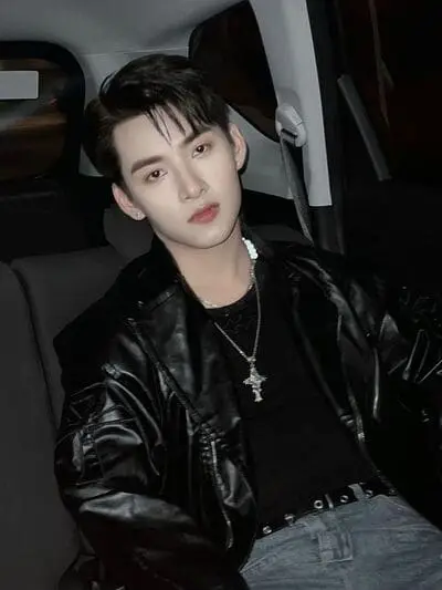 hung-huynh-chup-anh-selfie-truoc-guong-5 Ảnh Hùng Huỳnh selfie cười nhẹ