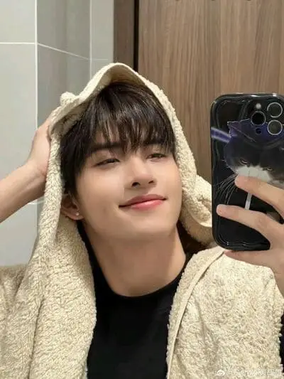 hung-huynh-chup-anh-selfie-truoc-guong-7 Ảnh Hùng Huỳnh selfie cute