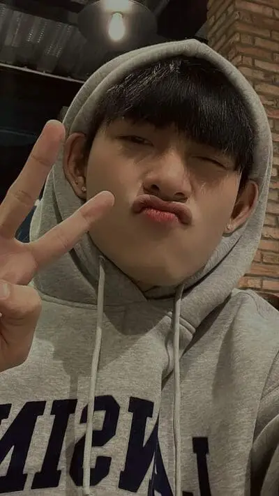 hung-huynh-chup-anh-selfie-truoc-guong-8 Ảnh Hùng Huỳnh selfie chu mỏ