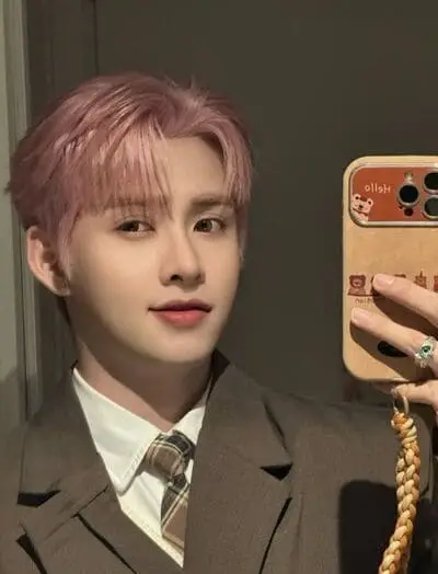 hung-huynh-chup-anh-selfie-truoc-guong-9 Ảnh Hùng Huỳnh selfie tóc hồng