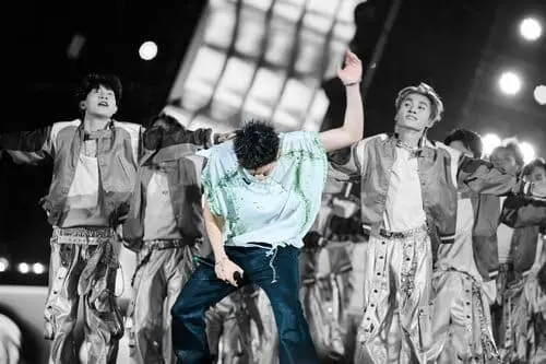 anh-duong-domic-ngau-loi-trang-den-hinh-nen-moi-nhat-10 Ảnh Dương Domic ngầu nền tối tương phản