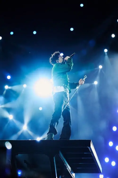 anh-duong-domic-ngau-loi-trang-den-hinh-nen-moi-nhat-11 Dương Domic ngầu trên sân khấu rực đèn