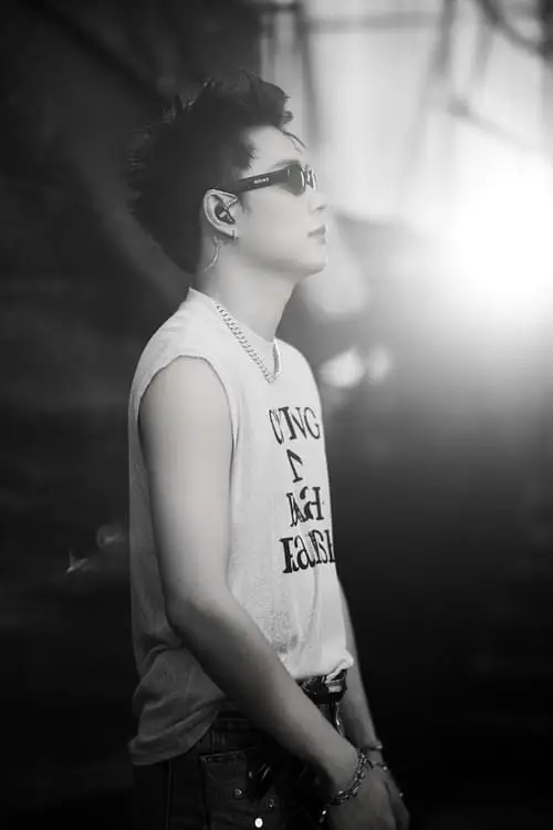 anh-duong-domic-ngau-loi-trang-den-hinh-nen-moi-nhat-15 Dương Domic ngầu kính râm vibe lạnh