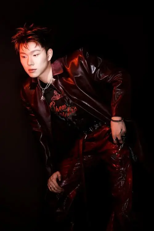 anh-duong-domic-ngau-loi-trang-den-hinh-nen-moi-nhat-18 Dương Domic ngầu đứng cạnh ánh đèn spotlight