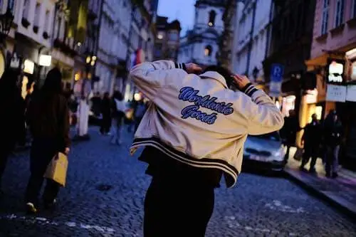 anh-duong-domic-ngau-loi-trang-den-hinh-nen-moi-nhat-19 Dương Domic ngầu pose quay lưng nhẹ