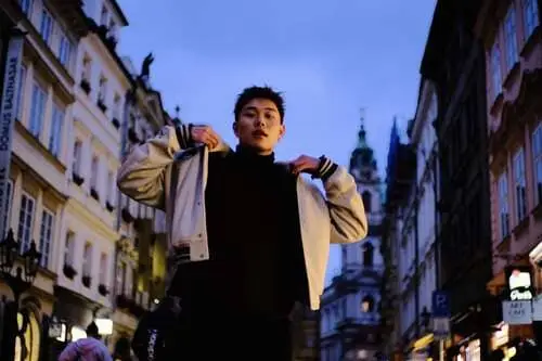 anh-duong-domic-ngau-loi-trang-den-hinh-nen-moi-nhat-20 Dương Domic ngầu ánh mắt tập trung