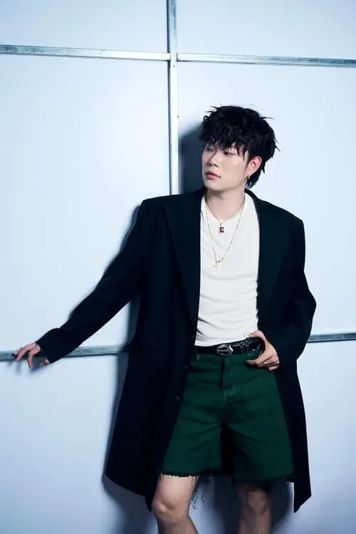 anh-duong-domic-ngau-loi-trang-den-hinh-nen-moi-nhat-23 Dương Domic ngầu biểu cảm không cười