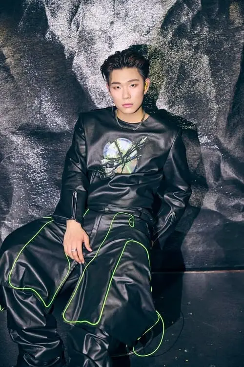 anh-duong-domic-ngau-loi-trang-den-hinh-nen-moi-nhat-29 Dương Domic ngầu áo khoác da streetstyle