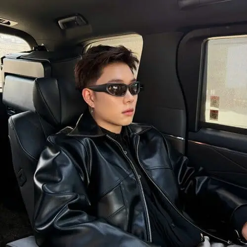 anh-duong-domic-ngau-loi-trang-den-hinh-nen-moi-nhat-3 Dương Domic ngầu blazer đơn sắc