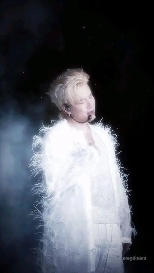 anh-duong-domic-ngau-loi-trang-den-hinh-nen-moi-nhat-33 Ảnh Dương Domic ngầu ánh sáng neon