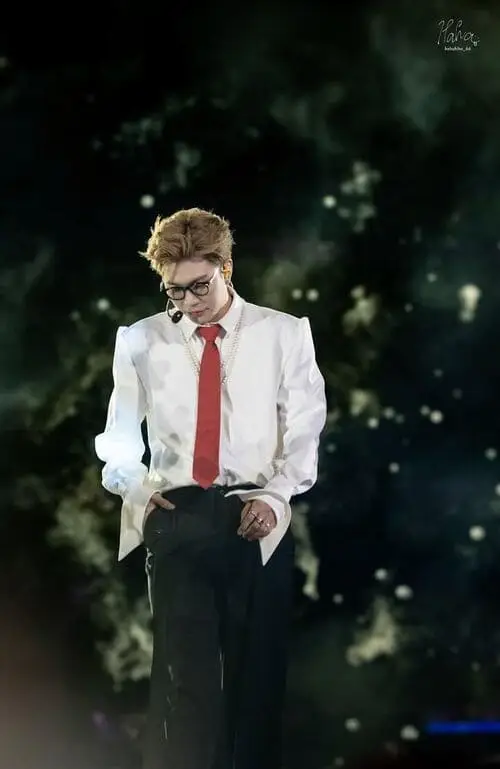 anh-duong-domic-ngau-loi-trang-den-hinh-nen-moi-nhat-34 Ảnh Dương Domic ngầu trên sân khấu lớn