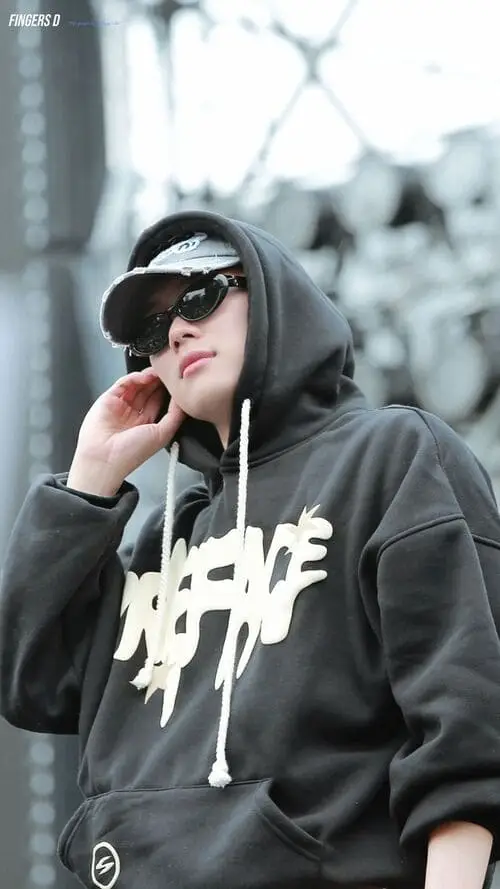 anh-duong-domic-ngau-loi-trang-den-hinh-nen-moi-nhat-35 Ảnh Dương Domic ngầu streetwear hoodie