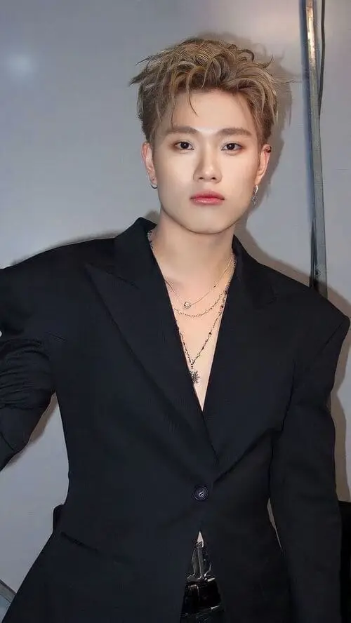 anh-duong-domic-ngau-loi-trang-den-hinh-nen-moi-nhat-36 Ảnh Dương Domic ngầu tạo dáng gọn