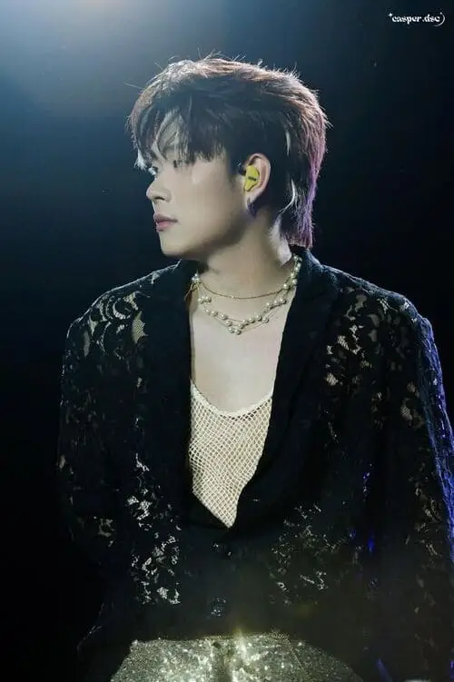 anh-duong-domic-ngau-loi-trang-den-hinh-nen-moi-nhat-39 Dương Domic ngầu nhìn nghiêng ánh sáng gắt