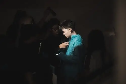 anh-duong-domic-ngau-loi-trang-den-hinh-nen-moi-nhat-6 Dương Domic ngầu đứng cạnh mic sân khấu