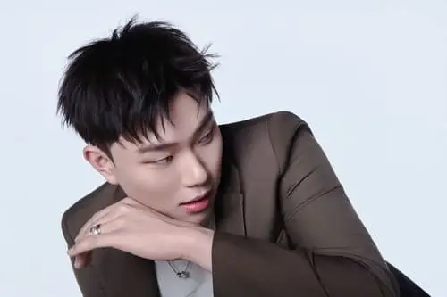 anh-duong-domic-ngau-loi-trang-den-hinh-nen-moi-nhat-8 Dương Domic ngầu nhìn xuống trầm