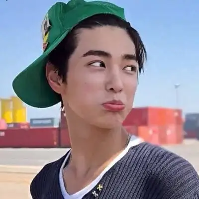 anh-keonho-cortis-biu-moi-chu-mo-cuoi-4 Ảnh Keonho Cortis bĩu môi hậu trường