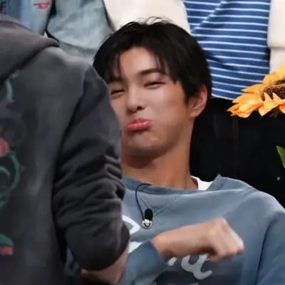 anh-keonho-cortis-biu-moi-chu-mo-cuoi-5 Ảnh Keonho Cortis bĩu môi camera thường