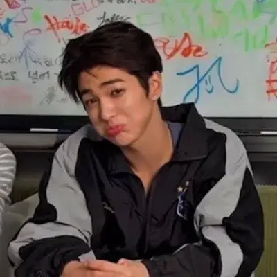 anh-keonho-cortis-biu-moi-chu-mo-cuoi-6 Ảnh Keonho Cortis bĩu môi nhìn thẳng