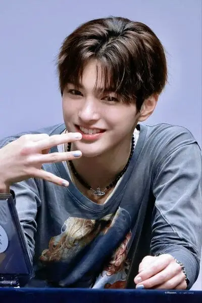 anh-keonho-cortis-cuoi-1 Ảnh Keonho Cortis cười trên sân khấu