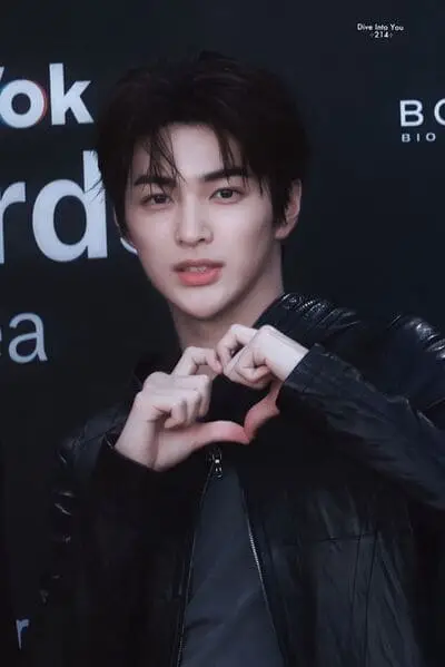 anh-keonho-cortis-cuoi-2 Ảnh Keonho Cortis cười má lúm nhẹ