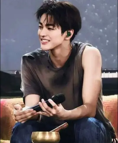 anh-keonho-cortis-cuoi-5 Ảnh Keonho Cortis cười nhìn nghiêng